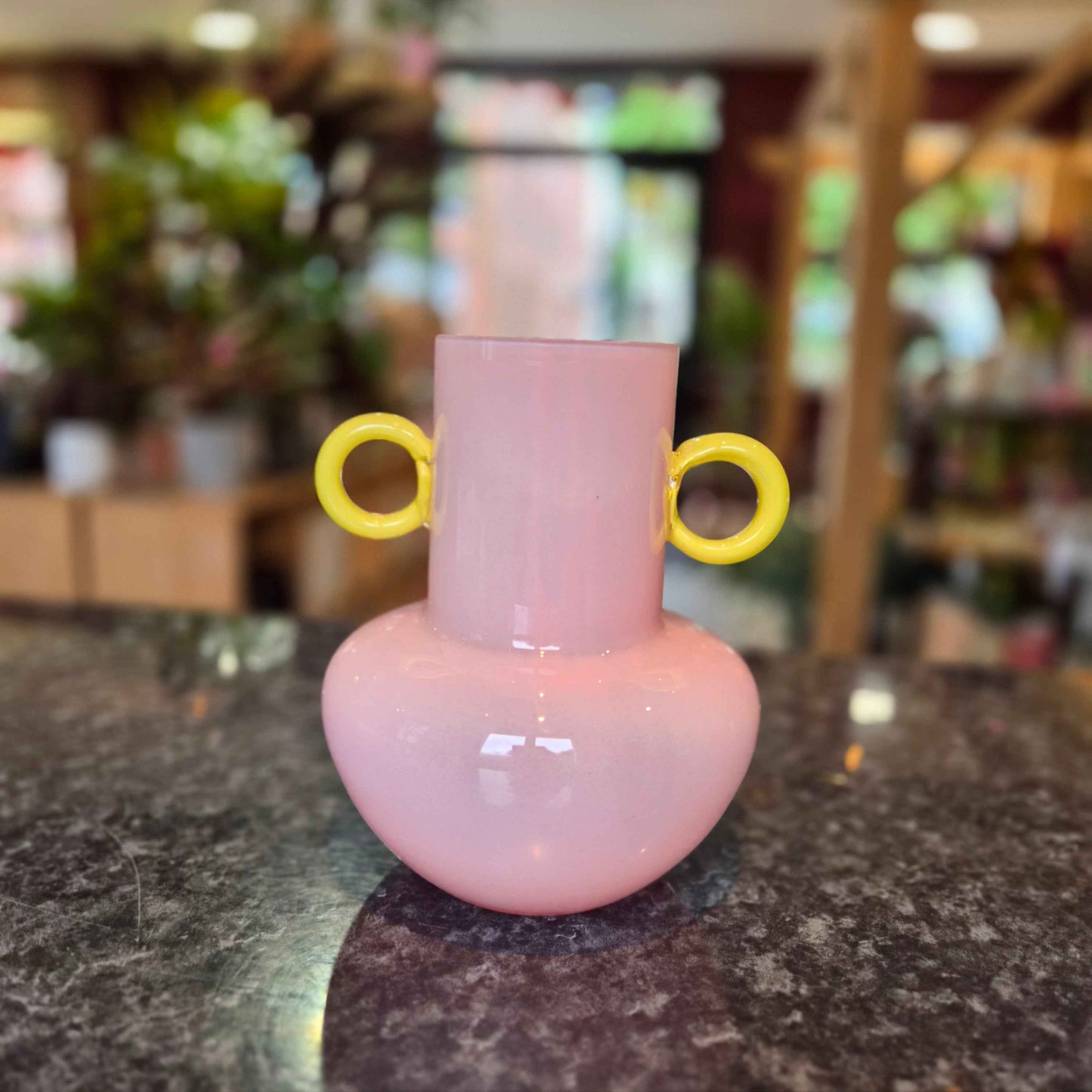Vase rose pâle anse jaune