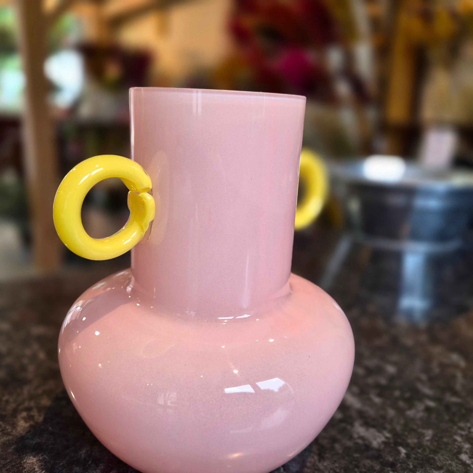 Vase rose pâle anse jaune