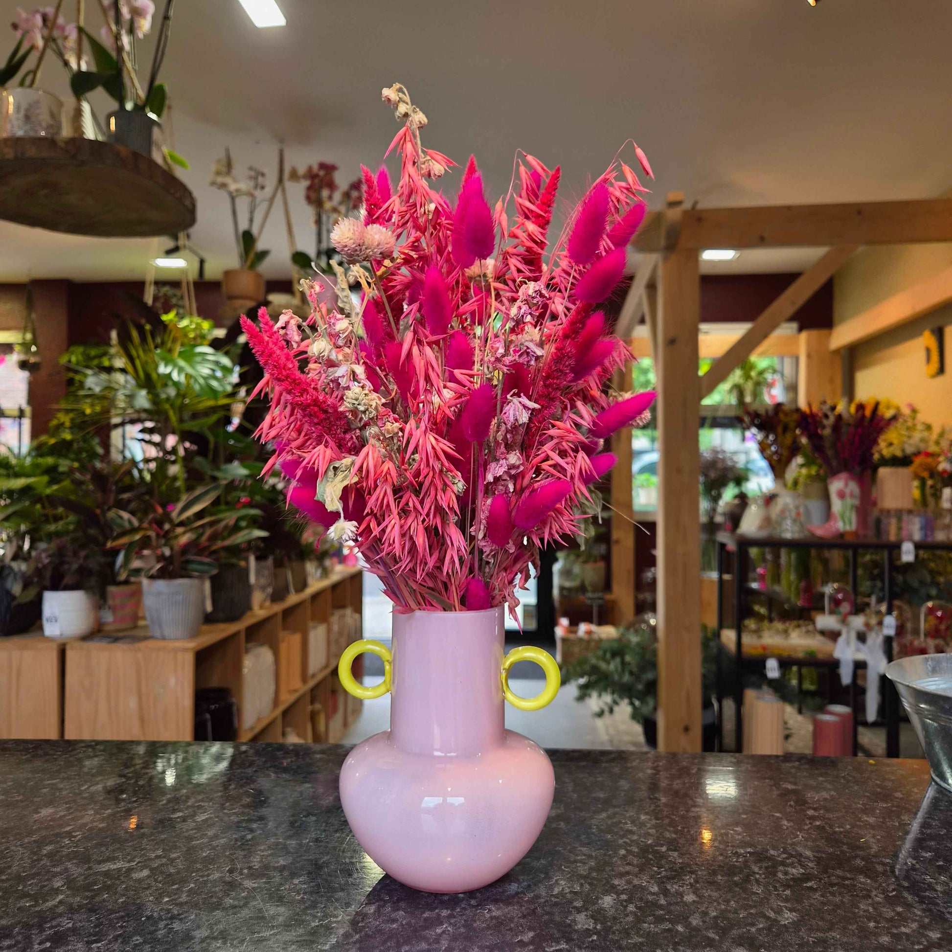 Vase rose pâle anse jaune