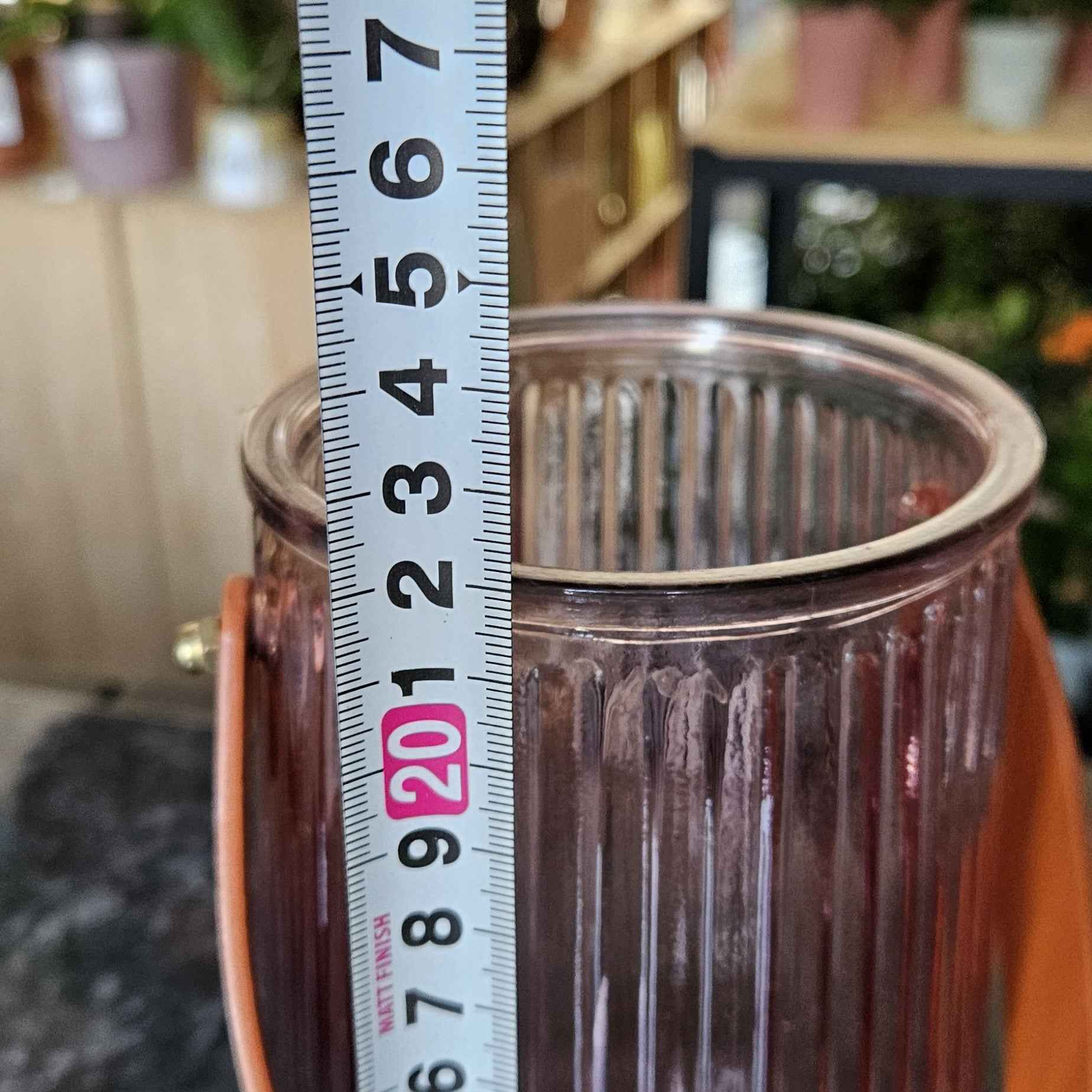 Vase verre rose anse cuir